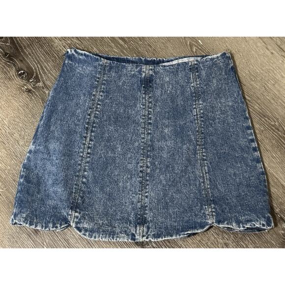 VeryJ Medium Acid Wash Look Jean Skirt, Scalloped Hem, Zip Side Closure, Small - Picture 3 of 7